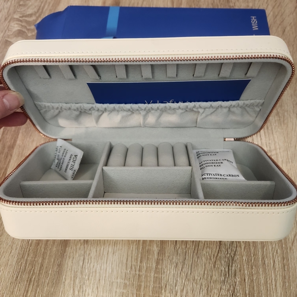 Elegant Cream Jewelry Organizer
